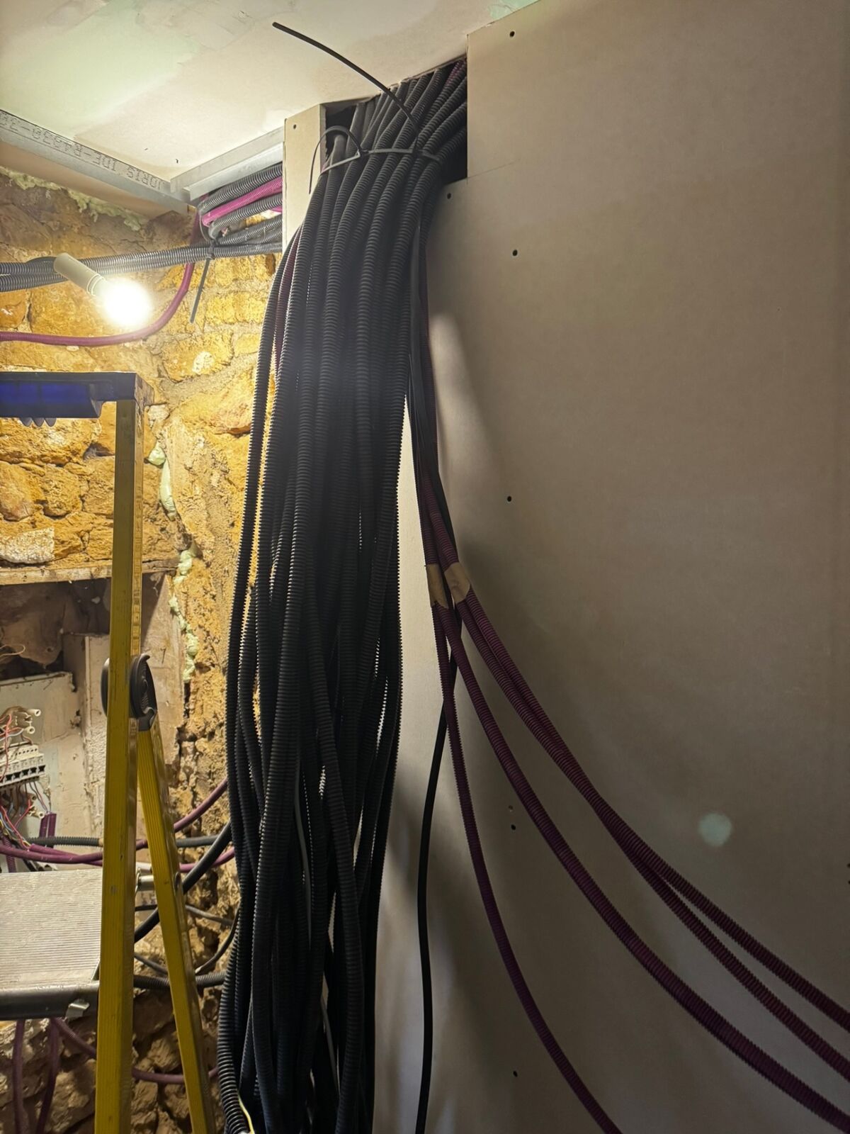 Câbles électriques pour installation d'un tableau électrique sur GTL