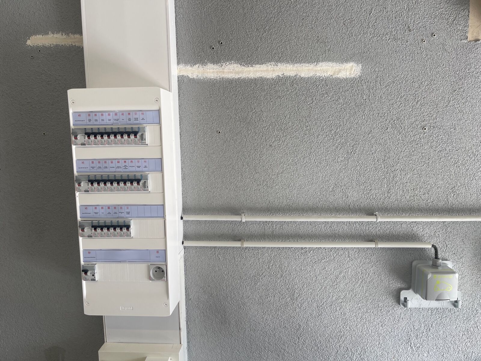 Tableau électrique sur GTL remis aux normes avec prise véhicule électrique 3,7 kW