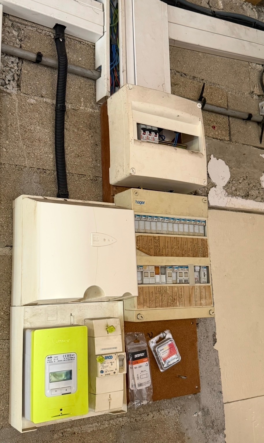 Ancien tableau électrique vétuste avec repérage manuscrit